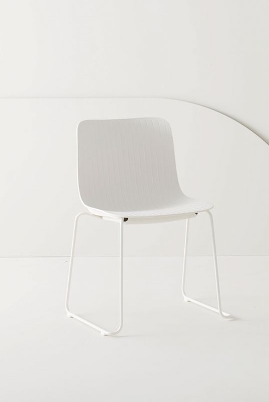 Weißer Dragonfly Stuhl von Segis mit Kufengestell, ohne Armlehnen, moderner Bürostuhl.